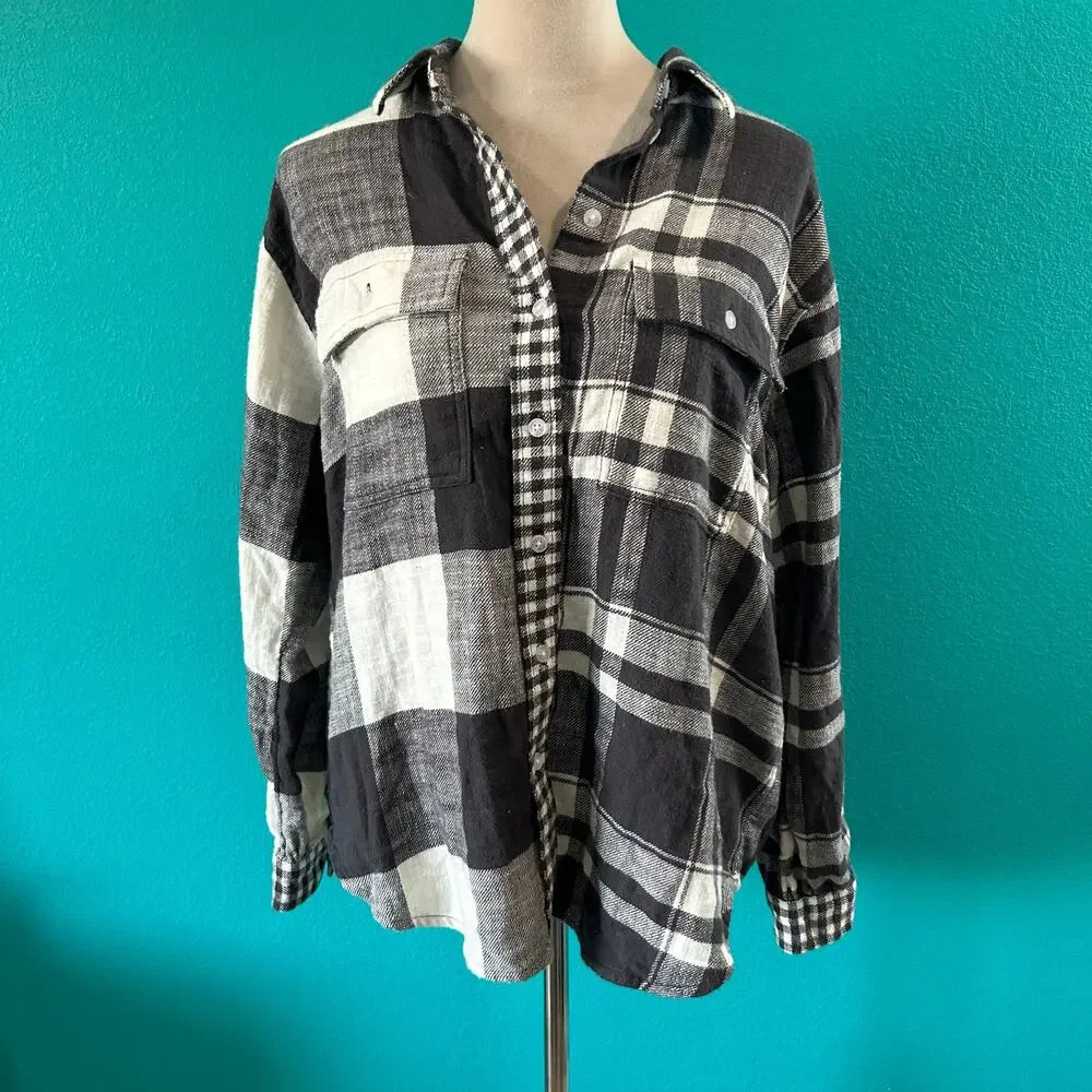 American Eagle Gray & White Plaid Flannel Button-Down Shirt Womens Size S